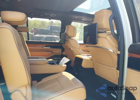 2022 Jeep Grand Wagoneer Series Iii 4X4 z USA, uszkodzony, nr VIN 1C4SJVGJ8NS202310